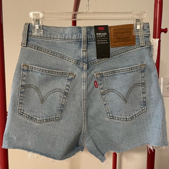 LEVI’S Ribcage Denim Shorts - Size 26 NWT - Picture 4 of 4